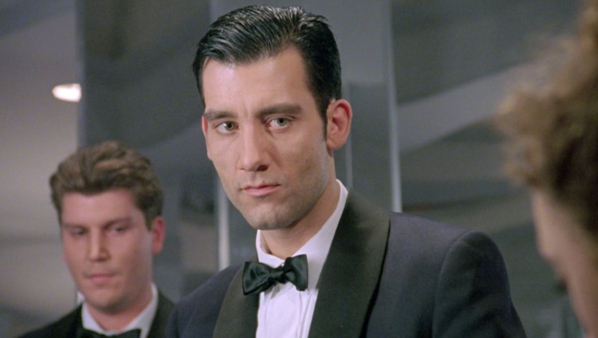 Clive Owen in a suit and bow tie in Croupier