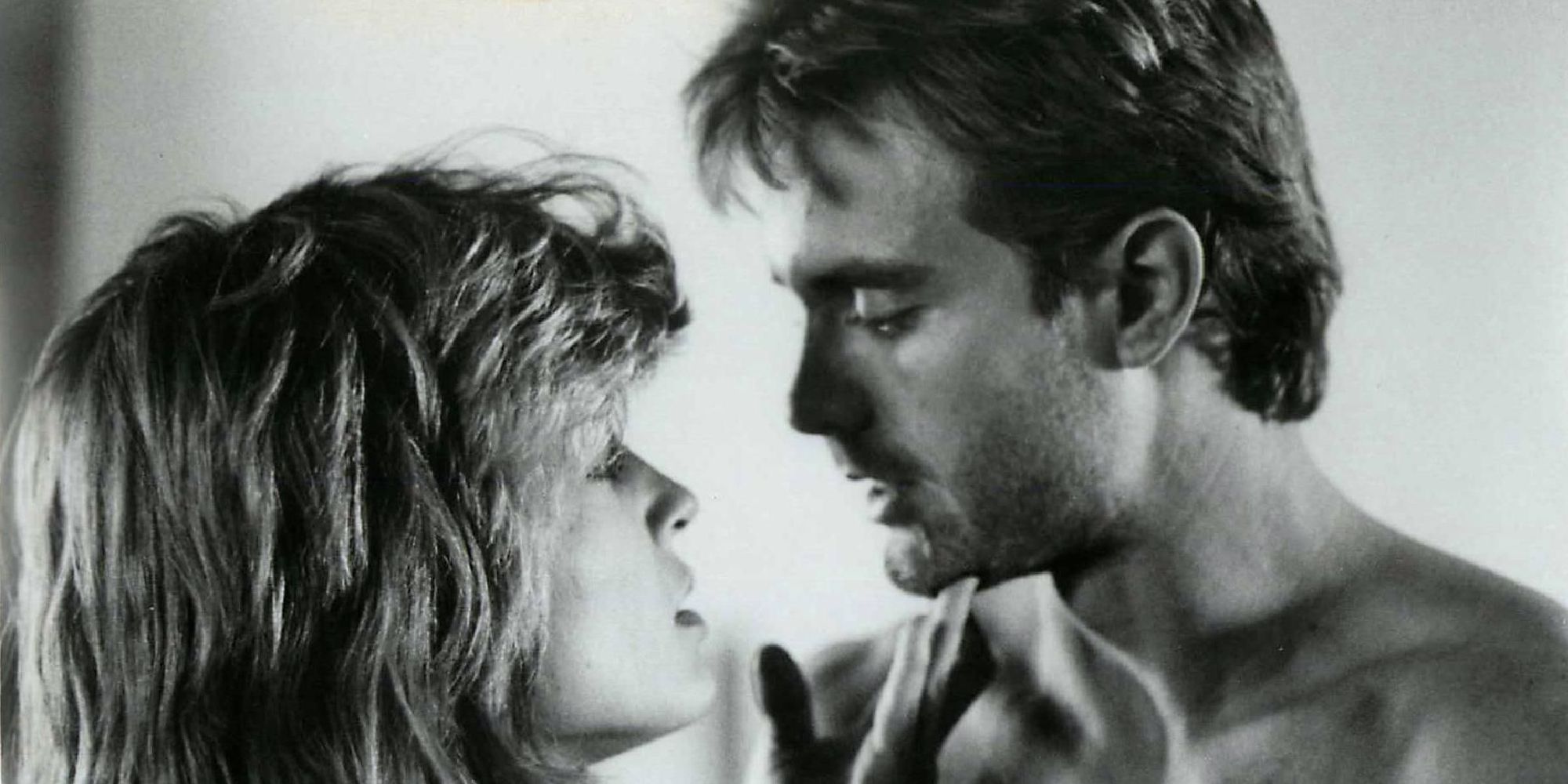 Novo Michael Biehn and Linda Hamilton look at each other in The Terminator